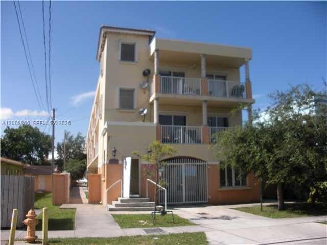 Building Photo - 1453 SW 3rd St Unit 206