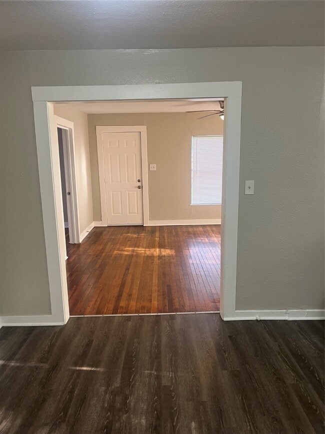 Building Photo - 704 15th Ave N