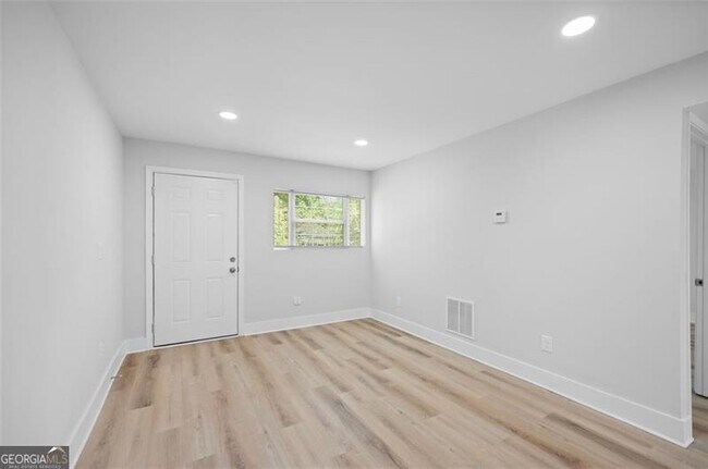 Photo - 1060 Oak St SW