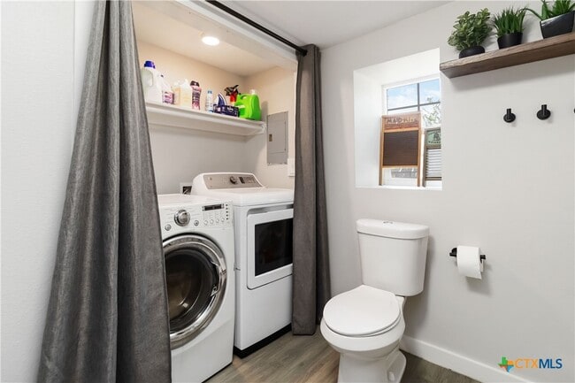 Building Photo - 2495 Lakeshore Dr