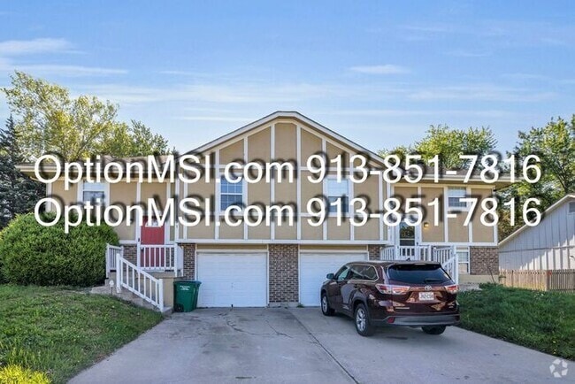 Building Photo - Spacious Townhome!