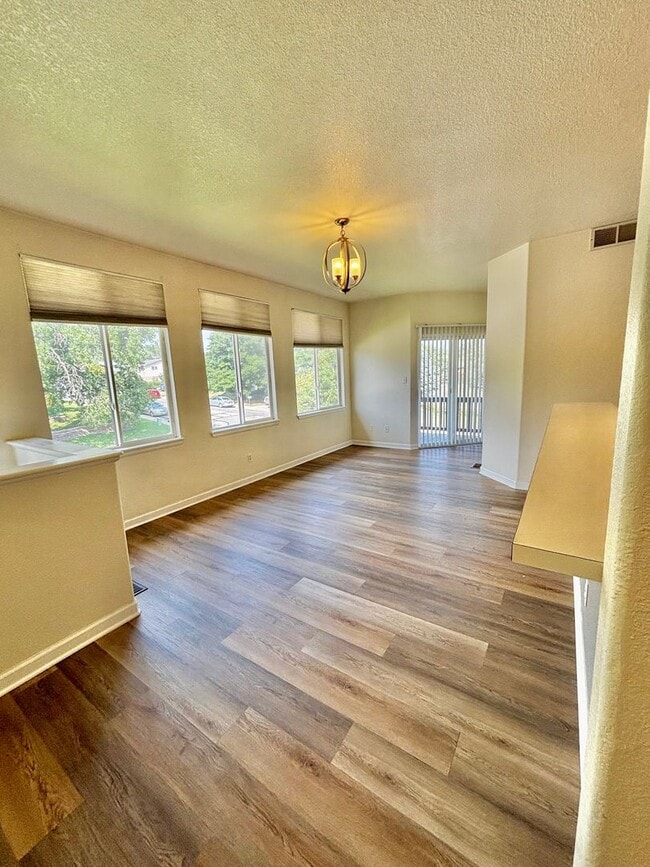 Updated Townhome w/ Oversized 2-car garag... - Updated Townhome w/ Oversized  2-car garag...