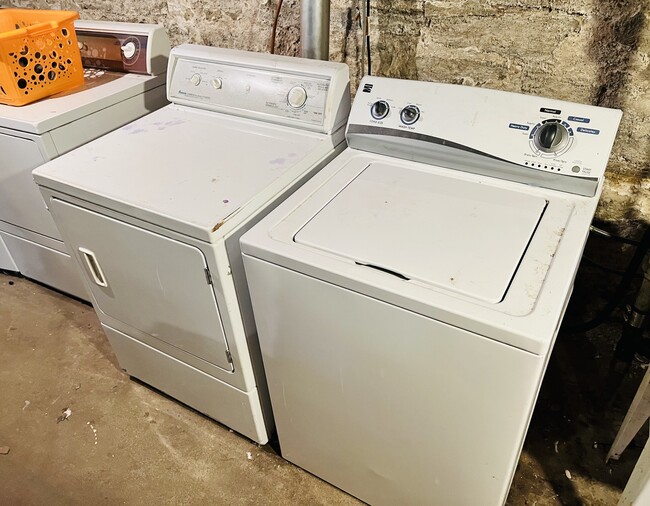 Lavandería gratuita en el sótano. - 304 Cedar Lake Rd S