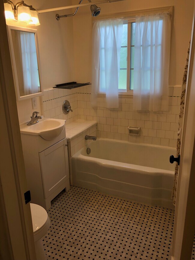 Photo - 689 E 8th Ave