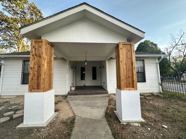 Building Photo - 1338 Alametos