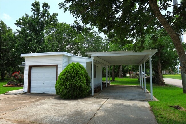 Photo - 302 Circle Way St