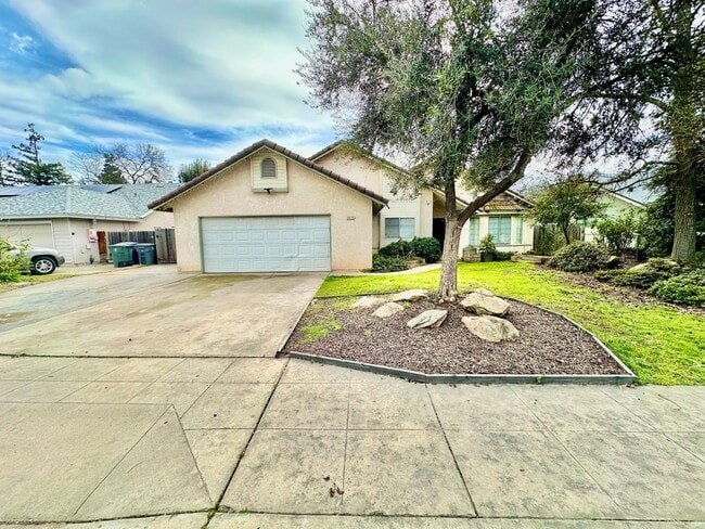 Building Photo - Spacious 3/2 in Clovis