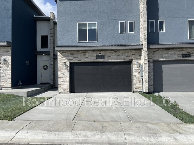 Building Photo - 2433 5th St