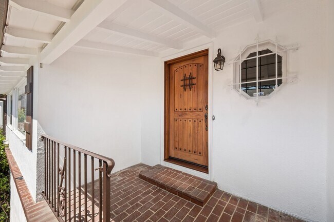 Photo - 1685 Sunset Plaza Dr