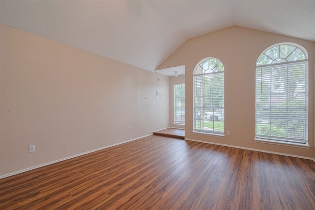 Building Photo - 15827 Beechnut St Rental