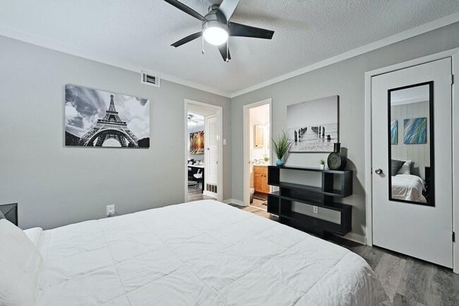 Photo - 711 Eberhart Ln Unidad 105.