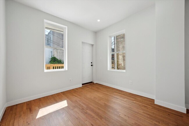 Photo - 647 N 33rd St