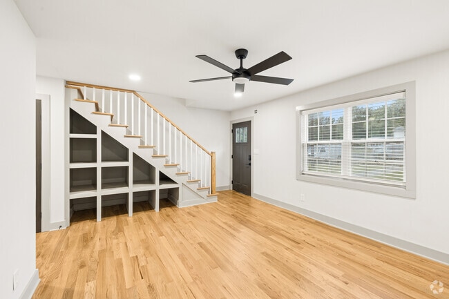 D9 - 2BR, 2.5BA - 977SF - Living Room