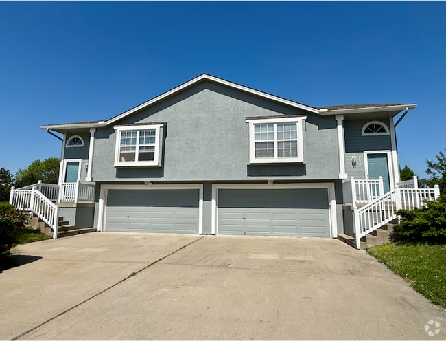 Building Photo - Amazing 3 Bedroom Townhouse!