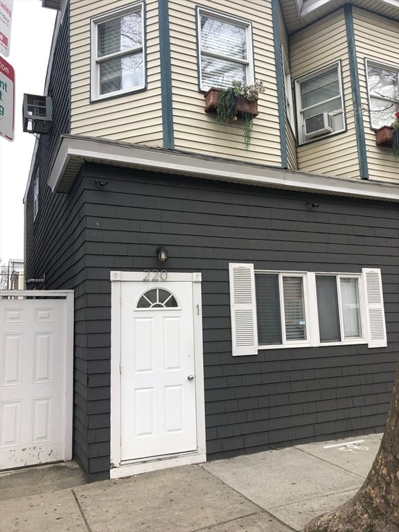 Building Photo - 220 Chelsea St Unit 2 Rental