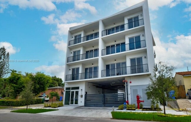 Building Photo - 2010 SW 25th Ter Unit 206 Rental