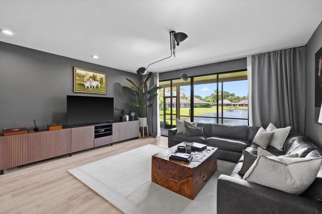 Building Photo - 11842 Pebblewood Dr Unit 101