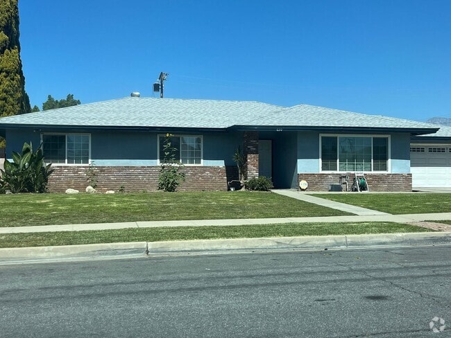 Building Photo - Large 3 Bed. 2 Bath with Pool Rental