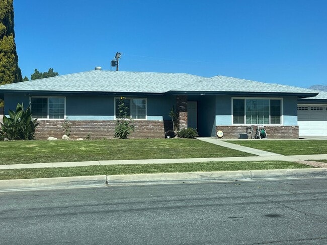 Large 3 Bed. 2 Bath with Pool - Large 3 Bed. 2 Bath with Pool House