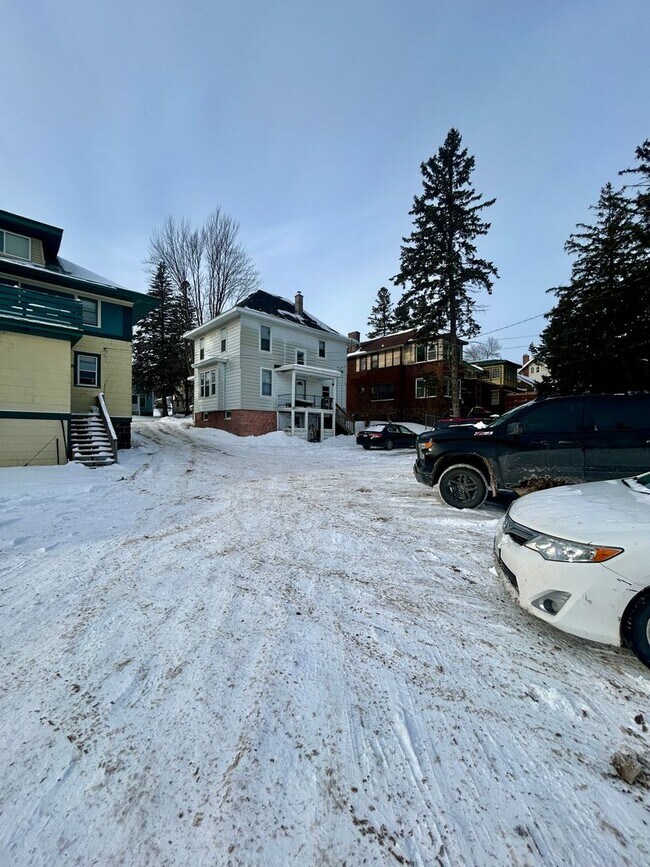 Photo - AVAILABLE JUNE - 6 BED 1.5 BATH Close to Campus!