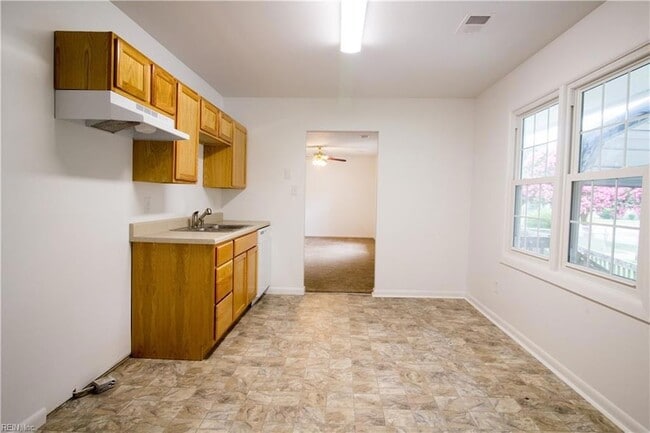 Photo - 1343 W 39th St