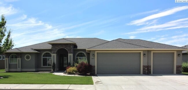 Building Photo - 2 Bed/2.5 Bath Large Horn Rapids Home