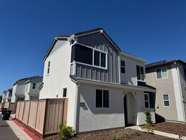 Building Photo - BRAND NEW SOLAR HOME IN LINCOLN!