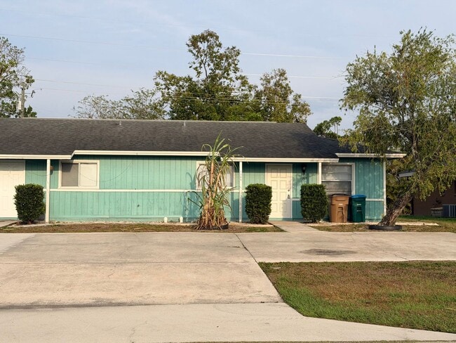 Building Photo - 2 Bedroom 1 Bath Duplex In Cape Coral