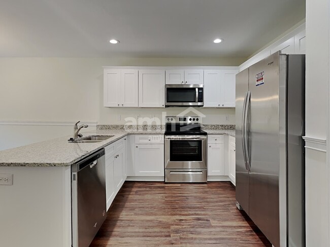 Photo - 105 St James Ct