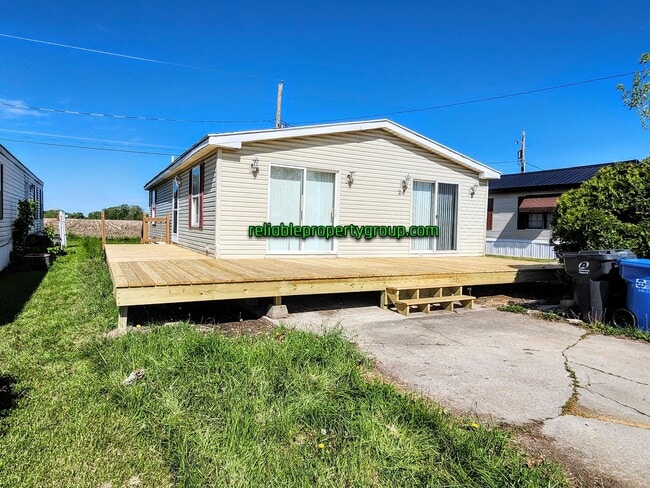 Building Photo - New Listing in Churubusco!!