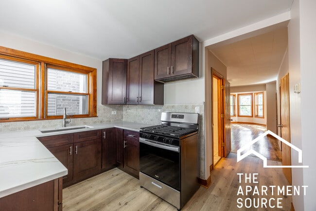 Building Photo - 2040 W Cullerton St Unit 2