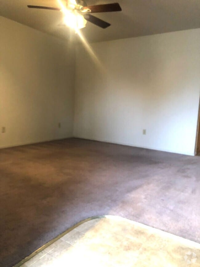 Building Photo - Spacious townhouse close to downtown