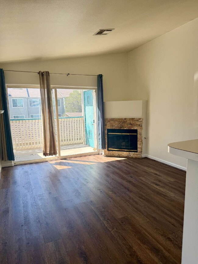 YOU WON'T WANT TO MISS OUT ON THIS CONDO!! 2 bed/ 2 bath Condo in Highlands Ranch!    MOVE IN SPE...