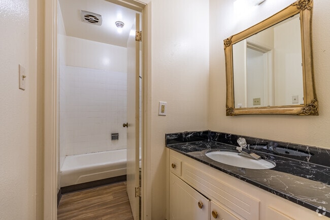 1BR, 1BA - 950SF - Bathroom