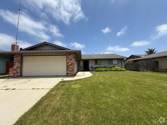 Building Photo - Charming North Salinas 3BR/2BA with Privat... Rental