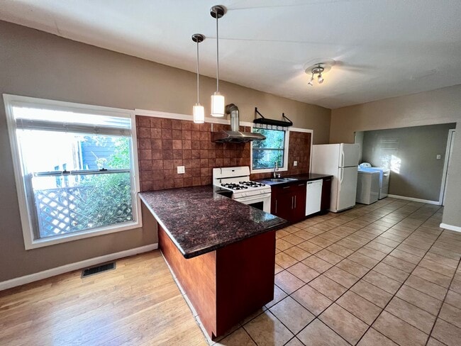 Building Photo - Lovely and spacious 2bd / 1 bth plus bonus room with washer & dryer!