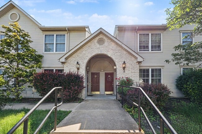 Building Photo - 136 Hiddenwood Dr