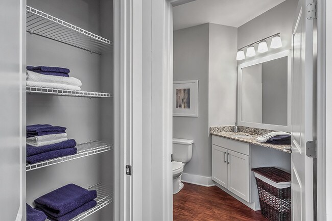 Baños con armarios para ropa blanca y espejos enmarcados - Artisan Station Apartments