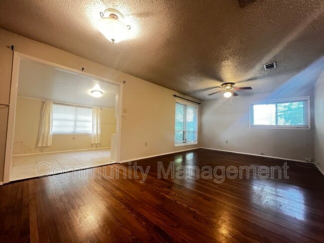 Building Photo - 2415 Rhododendron Ave Rental