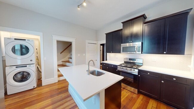 Building Photo - 5 BEDROOMS + 2 FULL BATHROOMS + 5 FREE OFF... Rental