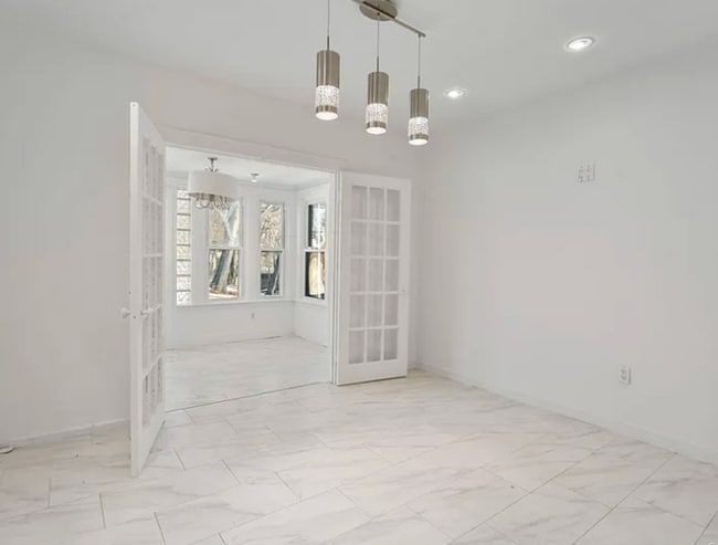 Building Photo - 2 Kitchen Home in Woodhaven