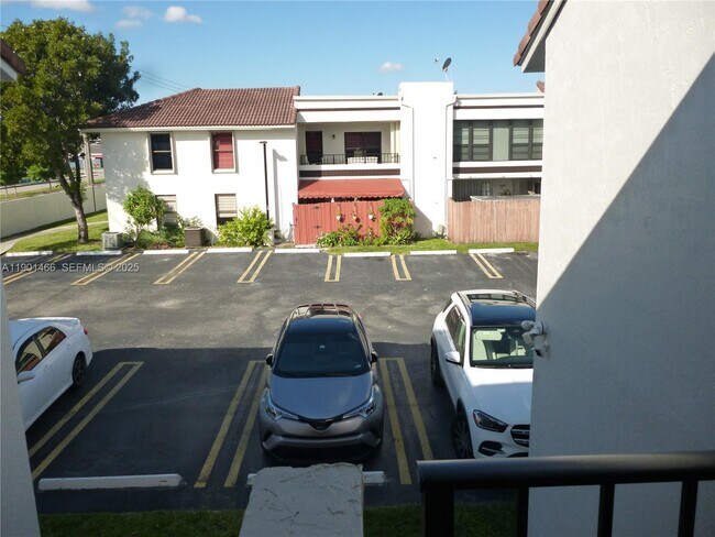 Building Photo - 10811 NW 7th St Unit 4-22