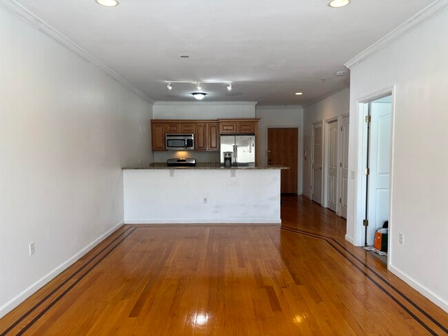 Building Photo - 528 52nd St Unit 202