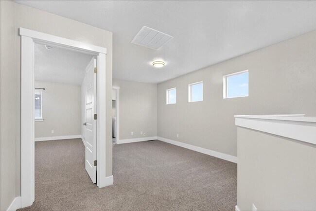 Photo - Beautiful 3bd/2.5ba + Bonus Room in SE Boise!