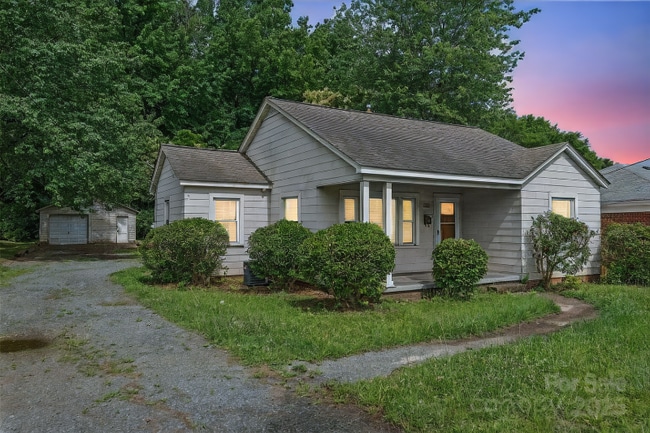 Building Photo - 2722 Eastway Dr Rental