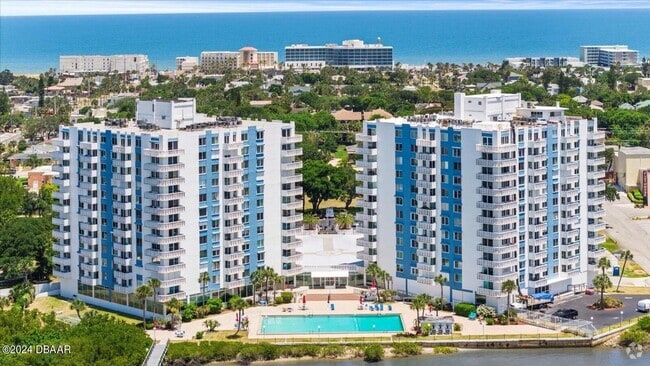 Building Photo - Stunning 2 bed 2 bath condo with terrific ... Unit 707