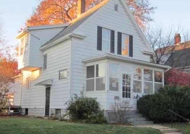 Building Photo - 3 bedroom house in Moline