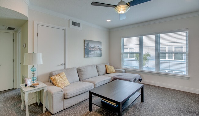 NOW LEASING- 1BR in a 2BR, both Males and Females - Deco '39 Luxury Apartments