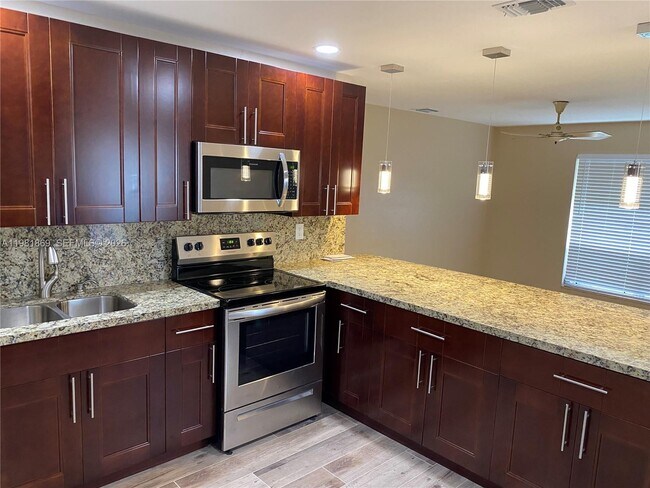 Photo - 2421 SW 6th St