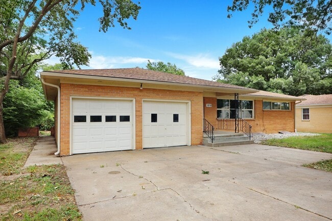 Photo - Don't Fuss with the Bus -5 Bed - 3 Bath - ...